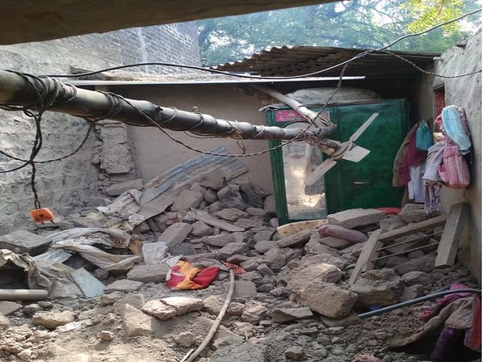 Grandmother n child dies in 50-year-old house collapse incident | ५० वर्ष जुन्या मातीच्या घराची भेंड्याची भिंत कोसळून आजी-नातीचा मृत्यू Grandmother n child dies in 50-year-old house collapse incident | ५० वर्ष जुन्या मातीच्या घराची भेंड्याची भिंत कोसळून आजी-नातीचा मृत्यू