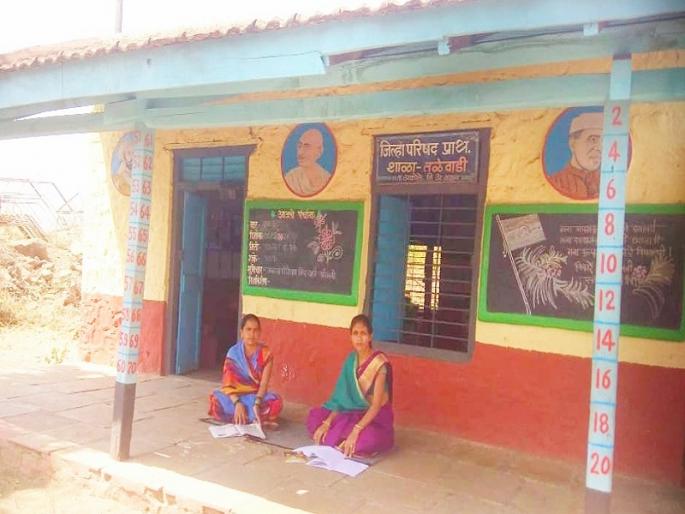 Corona disease ... at teacher's school, student home; From school to school | कोरोनाची बिमारी... शिक्षक शाळेत, विद्यार्थी घरी; गजबजलेल्या शाळा सुन्यासुन्या Corona disease ... at teacher's school, student home; From school to school | कोरोनाची बिमारी... शिक्षक शाळेत, विद्यार्थी घरी; गजबजलेल्या शाळा सुन्यासुन्या