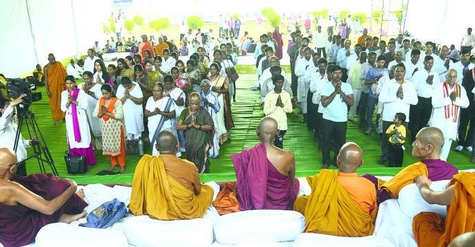 Dikshbhoomi: The initiation of the Buddhist Dhamma by five thousand followers | दीक्षाभूमी :पाच हजार अनुयायांनी घेतली बौद्ध धम्माची दीक्षा Dikshbhoomi: The initiation of the Buddhist Dhamma by five thousand followers | दीक्षाभूमी :पाच हजार अनुयायांनी घेतली बौद्ध धम्माची दीक्षा