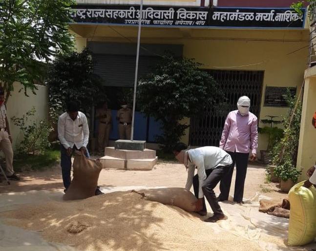Farmers in Gondia district took the paddy in front of the office of the Development Corporation | गोंदिया जिल्ह्यातील शेतकऱ्यांनी विकास महामंडळाच्या कार्यालयासमोरच नेऊन टाकले धान