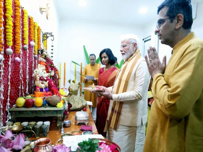 It is not wrong for the Prime Minister to come to my house for Shree Ganesha Puja, Hon. Chandrachud explained the role | श्री गणेशपूजेसाठी पंतप्रधानांनी माझ्या घरी येणे चुकीचे नाही, न्या. चंद्रचूड यांनी स्पष्ट केली भूमिका It is not wrong for the Prime Minister to come to my house for Shree Ganesha Puja, Hon. Chandrachud explained the role | श्री गणेशपूजेसाठी पंतप्रधानांनी माझ्या घरी येणे चुकीचे नाही, न्या. चंद्रचूड यांनी स्पष्ट केली भूमिका