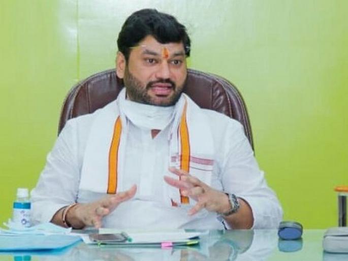 "Friends, there's pressure, there's tension; so it's wrong to get drunk." | "मित्रांनो, प्रेशर आहे, टेंन्शन आहे; म्हणून नशा करणे चुकीचे" "Friends, there's pressure, there's tension; so it's wrong to get drunk." | "मित्रांनो, प्रेशर आहे, टेंन्शन आहे; म्हणून नशा करणे चुकीचे"