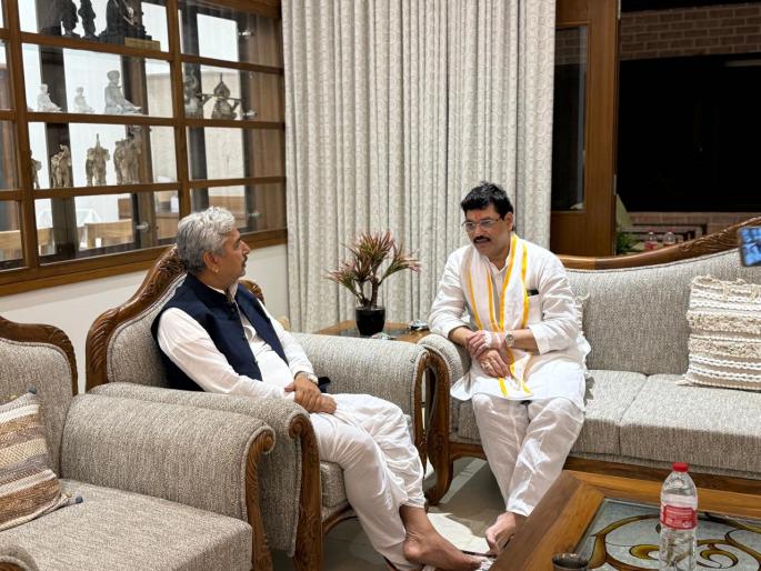 ncp ap group minister dhananjay munde meet namdev shastri and stay at bhagwangad instead of participate in maharashtra kesari competition | कुस्तीच्या आखाड्याऐवजी धनंजय मुंडे भगवानगडावर; शास्त्रींसोबत भोजन, बैठक अन् मुक्काम ncp ap group minister dhananjay munde meet namdev shastri and stay at bhagwangad instead of participate in maharashtra kesari competition | कुस्तीच्या आखाड्याऐवजी धनंजय मुंडे भगवानगडावर; शास्त्रींसोबत भोजन, बैठक अन् मुक्काम