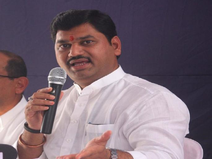 Make Gujarat's official language, challenge Munde's talent, teach teachers to Gujarati channels | गुजरातीच राजभाषा करा, मुंडे यांचा तावडेंना टोला, गुजराती चॅनेलवरून शिक्षकांना धडे
