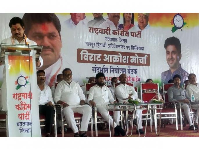 Dhananjay Munde slams state governmet over gujrat | गुजरातला मुजरा करून उगवतो सत्ताधाऱ्यांचा दिवस - धनंजय मुंडे  Dhananjay Munde slams state governmet over gujrat | गुजरातला मुजरा करून उगवतो सत्ताधाऱ्यांचा दिवस - धनंजय मुंडे