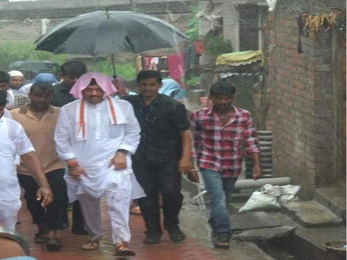 Maharashtra Assembly Election 2019 : Give the working man more opportunity than passive ministers; Dhananjay Munde's campaign in rain | Vidhan sabha 2019 : 'निष्क्रीय मंत्र्यांपेक्षा काम करणार्या माणसाला संधी द्या' ; धनंजय मुंडेंचे भरपावसात संपर्क अभियान Maharashtra Assembly Election 2019 : Give the working man more opportunity than passive ministers; Dhananjay Munde's campaign in rain | Vidhan sabha 2019 : 'निष्क्रीय मंत्र्यांपेक्षा काम करणार्या माणसाला संधी द्या' ; धनंजय मुंडेंचे भरपावसात संपर्क अभियान