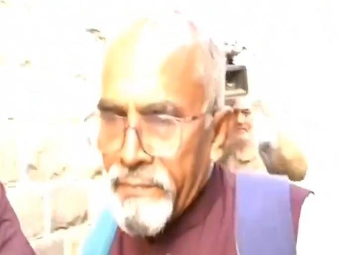 LN Dhanawade, who was granted bail on the condition of writing a 300-word essay, refrained from commenting | Pune Porsche Case: ३०० शब्दांचा निबंध लिहायला लावणाऱ्या धनावडेंना पत्रकारांनी घेरले, प्रश्न विचारताच काय केले? LN Dhanawade, who was granted bail on the condition of writing a 300-word essay, refrained from commenting | Pune Porsche Case: ३०० शब्दांचा निबंध लिहायला लावणाऱ्या धनावडेंना पत्रकारांनी घेरले, प्रश्न विचारताच काय केले?