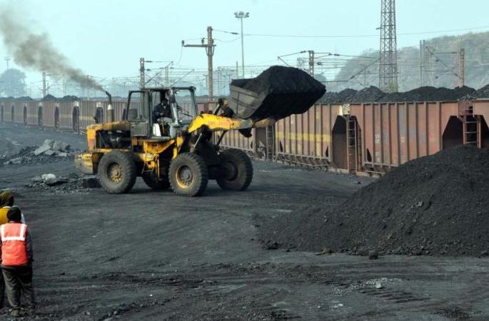 Demand for coal increased in Chandrapur district; Transport of 1 lakh 20 thousand tons per day | चंद्रपूर जिल्ह्यातील कोळशाची मागणी वाढली; दररोज १ लाख २० हजार टनाची वाहतूक Demand for coal increased in Chandrapur district; Transport of 1 lakh 20 thousand tons per day | चंद्रपूर जिल्ह्यातील कोळशाची मागणी वाढली; दररोज १ लाख २० हजार टनाची वाहतूक
