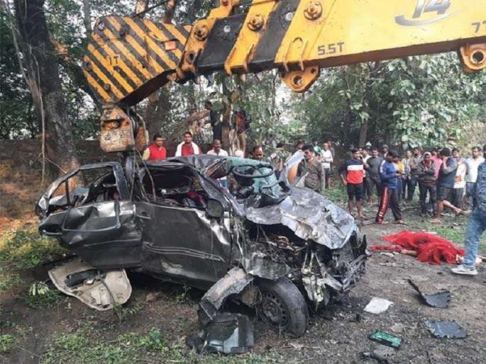 An uncontrolled car crashed into a river, five people including children and women died on the spot | चालकाचे नियंत्रन सुटल्याने कार नदीत कोसळली, लहान मूल आणि महिलांसह एकूण 5 जणांचा जागीच मृत्यू An uncontrolled car crashed into a river, five people including children and women died on the spot | चालकाचे नियंत्रन सुटल्याने कार नदीत कोसळली, लहान मूल आणि महिलांसह एकूण 5 जणांचा जागीच मृत्यू