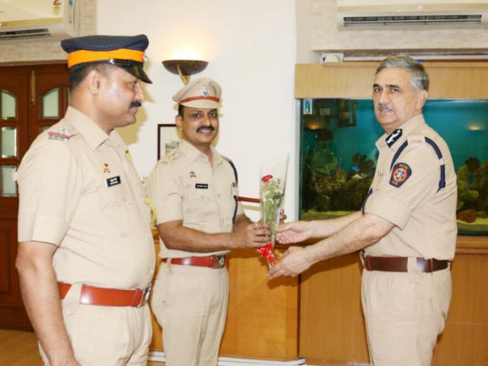 Solapur police officer Dnyaneshwar Chavan, six police inspectors Dilipkumar Savane, declared police medal, raised the values of police in Solapur police | सोलापूरचे कर्तव्यदक्ष पोलीस अधिकारी ज्ञानेश्वर चव्हाण, सहा़ पोलीस निरीक्षक दिलीपकुमार सवाणे यांना पोलीस पदक जाहीर, सोलापूर दलातील पोलीसांची मान उंचावली Solapur police officer Dnyaneshwar Chavan, six police inspectors Dilipkumar Savane, declared police medal, raised the values of police in Solapur police | सोलापूरचे कर्तव्यदक्ष पोलीस अधिकारी ज्ञानेश्वर चव्हाण, सहा़ पोलीस निरीक्षक दिलीपकुमार सवाणे यांना पोलीस पदक जाहीर, सोलापूर दलातील पोलीसांची मान उंचावली