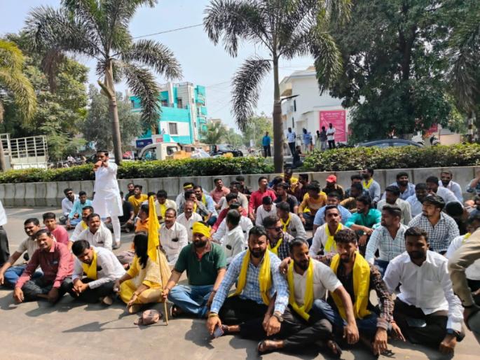 Protest by Dhangar Samaj brothers in front of Ajit Pawar residence for reservation | आरक्षणासाठी अजित पवार यांच्या निवासस्थानासमोर धनगर समाज बांधवांचे ठिय्या आंदोलन Protest by Dhangar Samaj brothers in front of Ajit Pawar residence for reservation | आरक्षणासाठी अजित पवार यांच्या निवासस्थानासमोर धनगर समाज बांधवांचे ठिय्या आंदोलन