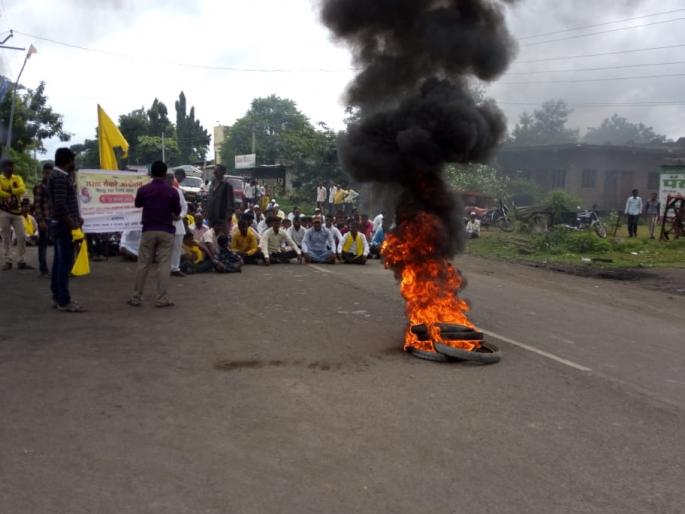 Dhangar community agitation for reservation on Nagpur-Aurangabad highway | आरक्षणासाठी धनगर समाजाचा नागपूर-औरंगाबाद महामार्गावर रास्ता रोको! Dhangar community agitation for reservation on Nagpur-Aurangabad highway | आरक्षणासाठी धनगर समाजाचा नागपूर-औरंगाबाद महामार्गावर रास्ता रोको!