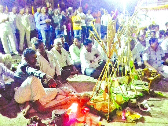 Dhangar community's public awareness against corruption: Elgar in Phaltan | धनगर समाजातर्फे सरकार विरोधात जागरण गोंधळ : फलटणमध्ये एल्गार Dhangar community's public awareness against corruption: Elgar in Phaltan | धनगर समाजातर्फे सरकार विरोधात जागरण गोंधळ : फलटणमध्ये एल्गार