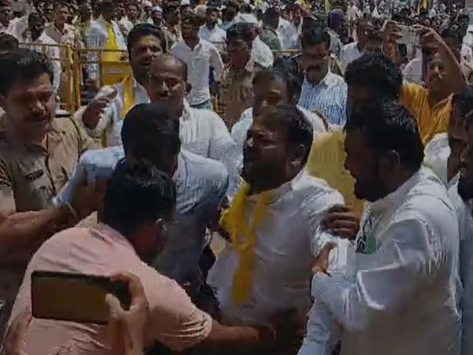 Sarpanch drank poison while speaking during Dhangar reservation agitation pandharpur; Protesters run | धनगर आरक्षणाच्या आंदोलनावेळी भाषण करताना सरपंचाने विष प्यायले; आंदोलकांची धावपळ Sarpanch drank poison while speaking during Dhangar reservation agitation pandharpur; Protesters run | धनगर आरक्षणाच्या आंदोलनावेळी भाषण करताना सरपंचाने विष प्यायले; आंदोलकांची धावपळ