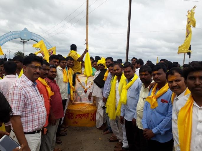 ChakkaJam for Dhanagar reservation at Majalgaon | धनगर आरक्षणासाठी माजलगावात चक्का जाम