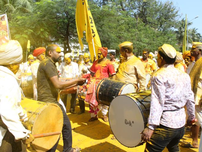 Kolhapur: Reservation question Dhangar community Dholak alarm movement | कोल्हापूर : आरक्षणप्रश्नी धनगर समाजाचे ढोल गजर आंदोलन Kolhapur: Reservation question Dhangar community Dholak alarm movement | कोल्हापूर : आरक्षणप्रश्नी धनगर समाजाचे ढोल गजर आंदोलन