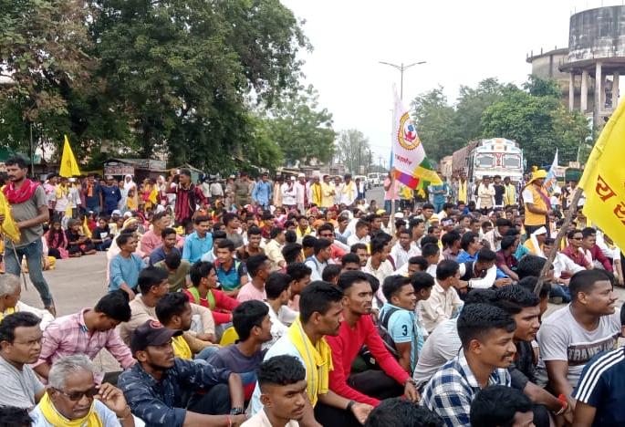 tribals protest for two hours in gadchiroli for reservation objection to inclusion of dhangar in st | आरक्षणासाठी गडचिराेलीत आदिवासींचा दाेन तास चक्कजाम; धनगरांचा एसटीत समावेश करण्यास विराेध tribals protest for two hours in gadchiroli for reservation objection to inclusion of dhangar in st | आरक्षणासाठी गडचिराेलीत आदिवासींचा दाेन तास चक्कजाम; धनगरांचा एसटीत समावेश करण्यास विराेध