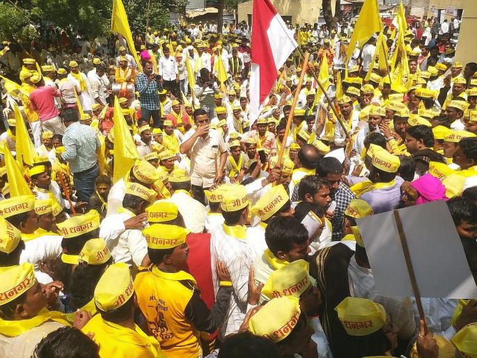 Solapur: Sarkar kya hua tera wada? Dhangar Samaj took to the streets for reservation at Mohol | Solapur: सरकार क्या हुआ तेरा वादा ?  मोहोळ येथे धनगर समाज आरक्षणासाठी उतरला रस्त्यावर Solapur: Sarkar kya hua tera wada? Dhangar Samaj took to the streets for reservation at Mohol | Solapur: सरकार क्या हुआ तेरा वादा ?  मोहोळ येथे धनगर समाज आरक्षणासाठी उतरला रस्त्यावर