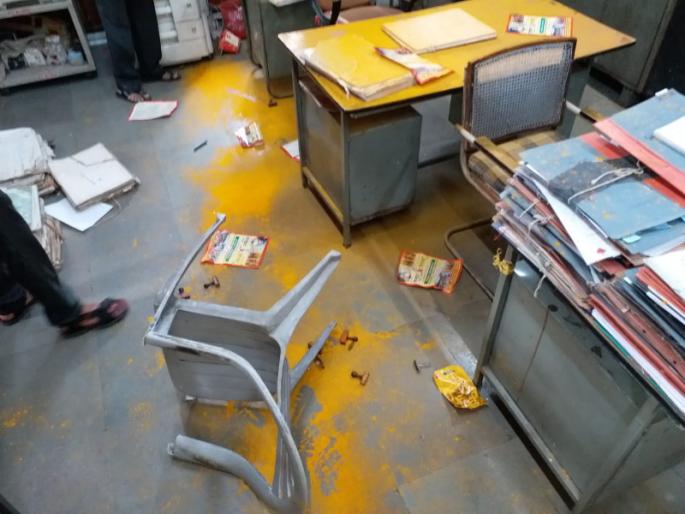 The Tribunal Development and Research Institute's Office breaken by dhangar society youth | धनगर आरक्षणासाठी आदिवासी विकास आणि संशोधन कार्यालयाची तोडफोड  The Tribunal Development and Research Institute's Office breaken by dhangar society youth | धनगर आरक्षणासाठी आदिवासी विकास आणि संशोधन कार्यालयाची तोडफोड