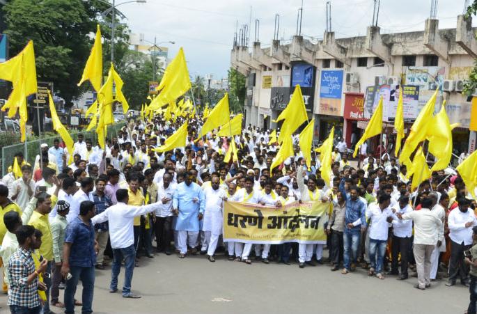 Virat Morcha on the Collectorate office of Solapur, Dhangar community | सोलापूरात धनगर समाजाचा जिल्हाधिकारी कार्यालयावर विराट मोर्चा Virat Morcha on the Collectorate office of Solapur, Dhangar community | सोलापूरात धनगर समाजाचा जिल्हाधिकारी कार्यालयावर विराट मोर्चा