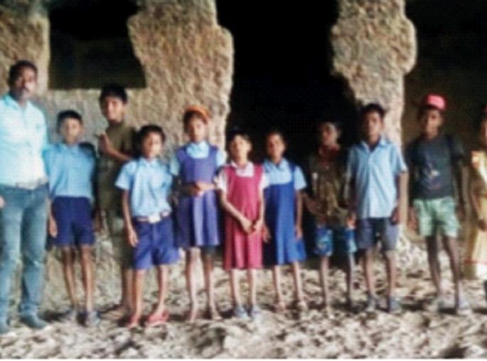 students of Dhangarwadi Initiatives for conservation of caves , information about ancient Nenavali caves taken from the cleaning campaign | धनगरवाडीतील चिमुकल्यांचा लेणी संवर्धनासाठी पुढाकार, स्वच्छता मोहिमेतून घेतली प्राचीन नेणवली लेण्यांची माहिती students of Dhangarwadi Initiatives for conservation of caves , information about ancient Nenavali caves taken from the cleaning campaign | धनगरवाडीतील चिमुकल्यांचा लेणी संवर्धनासाठी पुढाकार, स्वच्छता मोहिमेतून घेतली प्राचीन नेणवली लेण्यांची माहिती