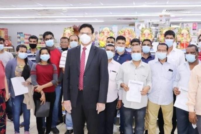 Masala King Dhananjay Datar help to Many Maharashtrian Families Stranded in Dubai to Return Home | मराठी कुटुंबांसाठी 'संकटमोचक' ठरले मसालाकिंग दातार; 136 महाराष्ट्रीय मायदेशी Masala King Dhananjay Datar help to Many Maharashtrian Families Stranded in Dubai to Return Home | मराठी कुटुंबांसाठी 'संकटमोचक' ठरले मसालाकिंग दातार; 136 महाराष्ट्रीय मायदेशी