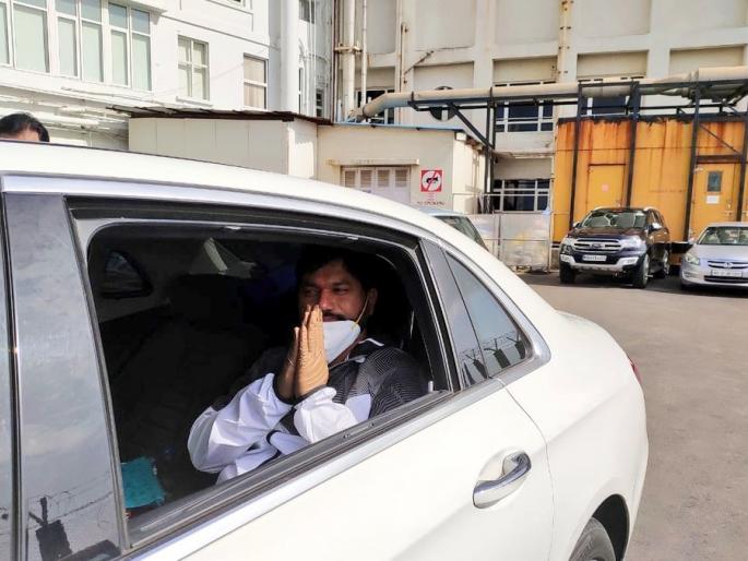 CoronaVirus News : minister dhananjay munde corona free get discharged from breach candy hospital mumbai | CoronaVirus News : धनंजय मुंडेंची कोरोनावर यशस्वी मात; योद्ध्यांचे हात जोडून मानले आभार! CoronaVirus News : minister dhananjay munde corona free get discharged from breach candy hospital mumbai | CoronaVirus News : धनंजय मुंडेंची कोरोनावर यशस्वी मात; योद्ध्यांचे हात जोडून मानले आभार!