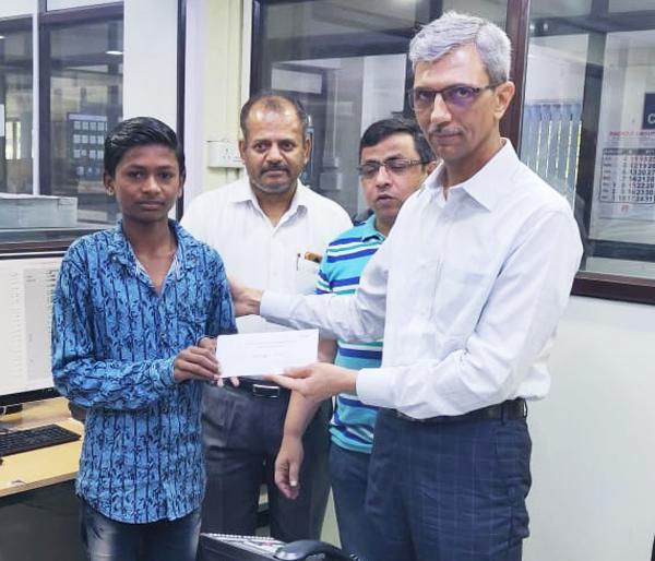 Dhanraj pulled the chain and avoided the train accident | धनराजने साखळी ओढली अन् रेल्वेचा अपघात टळला Dhanraj pulled the chain and avoided the train accident | धनराजने साखळी ओढली अन् रेल्वेचा अपघात टळला