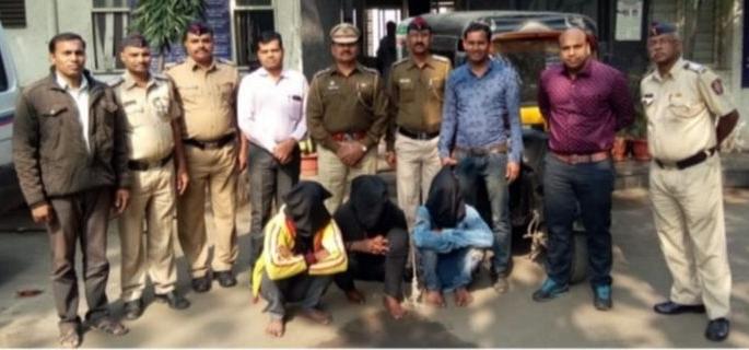 The son got accused behind the bar who robbed his father | वडिलांना लुटणाऱ्या आरोपींना मुलाने दाखविली कोठडी