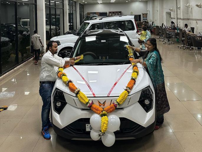 Dhanteras Muhurt: Maruti alone sold 50,000 cars on Dhanteras, if you look at the booking figures...; The auspicious time continues even today... | धनत्रयोदशीला एकट्या मारुतीने विकल्या ५०००० गाड्या, बुकिंगचा आकडा बघाल तर...; आजही मुहूर्त सुरूच... Dhanteras Muhurt: Maruti alone sold 50,000 cars on Dhanteras, if you look at the booking figures...; The auspicious time continues even today... | धनत्रयोदशीला एकट्या मारुतीने विकल्या ५०००० गाड्या, बुकिंगचा आकडा बघाल तर...; आजही मुहूर्त सुरूच...