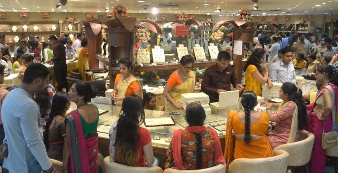 Dhanatrayodashi in Nagpur for Rs 100 crores | नागपुरात धनत्रयोदशी १०० कोटींची Dhanatrayodashi in Nagpur for Rs 100 crores | नागपुरात धनत्रयोदशी १०० कोटींची