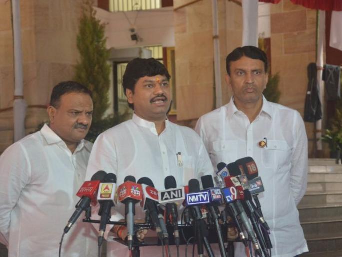 Video; Government rejects Maratha reservation issue - Munde | Video ; मराठा आरक्षण चर्चेचा प्रस्ताव सरकारने धुडकावला - मुंडे