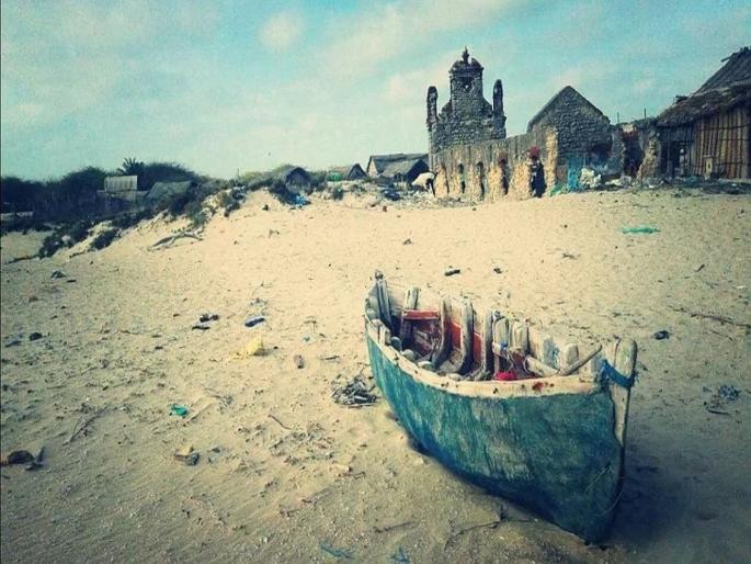 Dhanushkodi the closest point to srilanka | भारत आणि श्रीलंका सीमेवरील 'या' ठिकाणी रात्री जाण्यास घाबरतात लोक, इथेच आहे रामसेतु! Dhanushkodi the closest point to srilanka | भारत आणि श्रीलंका सीमेवरील 'या' ठिकाणी रात्री जाण्यास घाबरतात लोक, इथेच आहे रामसेतु!