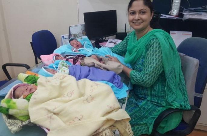 Welcome to the hospital of four 'Savitri' who took birth of girl child! | बुलडाणा : बालिकादिनी जन्म घेणा-या चार ‘सावित्रीं’चे रुग्णालय प्रशासनाने केले स्वागत!