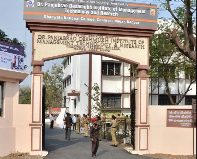 Appointed of ineligible candidate for Dhanwate College's Principal : Ravindra Shobhane's allegation | धनवटे कॉलेजच्या प्राचार्यपदी अपात्र उमेदवाराची नियुक्ती :रवींद्र शोभणे यांचा आरोप