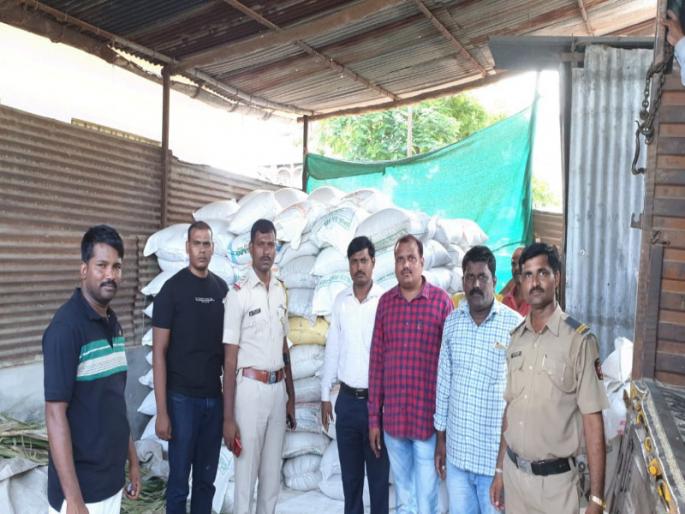 Opening of rationing black market in Baramati taluka, raids of crime investigation | बारामती तालुक्यातील रेशनिंगचा काळाबाजार उघड, गुन्हे अन्वेषणचा छापा 