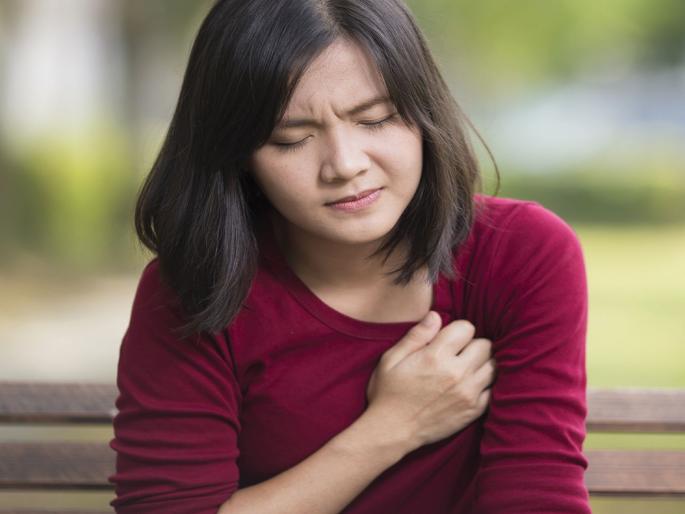 You must know what are the reason of gasping | जरासं चालल्यावरही धाप लागत असेल, तर दुर्लक्ष करणं पडू शकतं महागात! You must know what are the reason of gasping | जरासं चालल्यावरही धाप लागत असेल, तर दुर्लक्ष करणं पडू शकतं महागात!