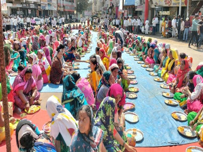 a row of protesting women on the road in the sun In Islampur, The project victims stayed on the third day as well | इस्लामपुरात भर उन्हात रस्त्यावरच आंदोलक महिलांची पंगत, प्रकल्पग्रस्तांचा तिसऱ्या दिवशीही ठिय्या a row of protesting women on the road in the sun In Islampur, The project victims stayed on the third day as well | इस्लामपुरात भर उन्हात रस्त्यावरच आंदोलक महिलांची पंगत, प्रकल्पग्रस्तांचा तिसऱ्या दिवशीही ठिय्या