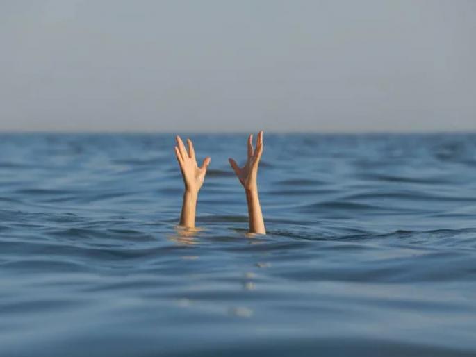 Both died after slipping while taking selfie in Kondivali dam | सेल्फी काढणे जीवावर बेतले, कोंडिवली धरणात बुडून पुतण्यासह काकाचा मृत्यू Both died after slipping while taking selfie in Kondivali dam | सेल्फी काढणे जीवावर बेतले, कोंडिवली धरणात बुडून पुतण्यासह काकाचा मृत्यू