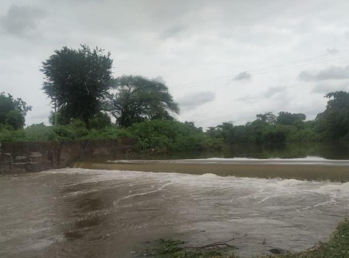 The three who went for swimming drowned in the dam | पोहण्यासाठी गेलेले तिघे बंधाऱ्यात बुडाले 