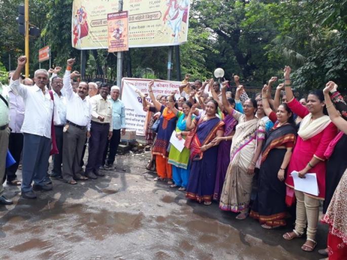 Demonstrations in front of District Collectorate in Thane for different demands of libraries | ग्रंथालयांच्या विविध मागण्यासाठी ठाण्यात जिल्हाधिकारी कार्यालयासमोर धरणे आदोलन