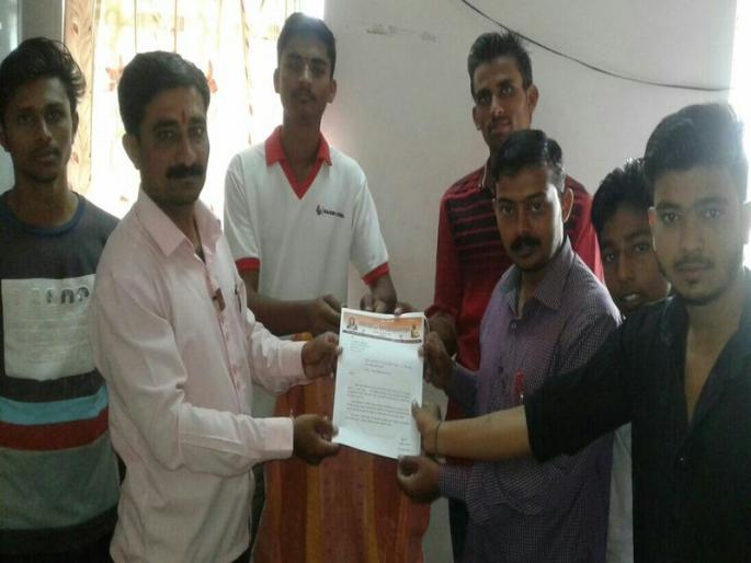 BSNL officers detained by Sambhaji Bigred in Dharangaon | धरणगावात संभाजी बिग्रेडच्या पदाधिकाऱ्यांकडून बीएसएनएलच्या अधिकाऱ्यांना घेराव BSNL officers detained by Sambhaji Bigred in Dharangaon | धरणगावात संभाजी बिग्रेडच्या पदाधिकाऱ्यांकडून बीएसएनएलच्या अधिकाऱ्यांना घेराव