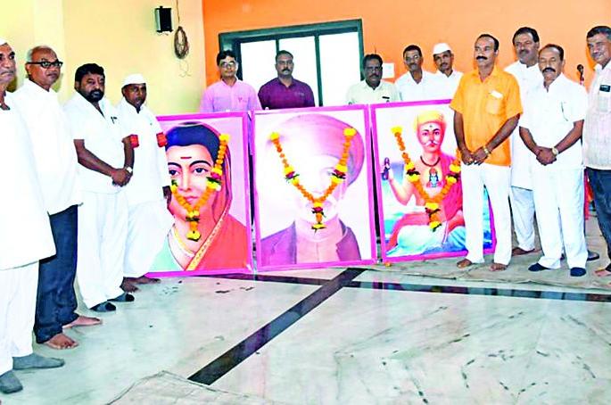 Praise by Sawata Mali Social Improvement Board at Dhangaon | धरणगाव येथे सावता माळी समाज सुधारणा मंडळातर्फे गुणगौरव Praise by Sawata Mali Social Improvement Board at Dhangaon | धरणगाव येथे सावता माळी समाज सुधारणा मंडळातर्फे गुणगौरव