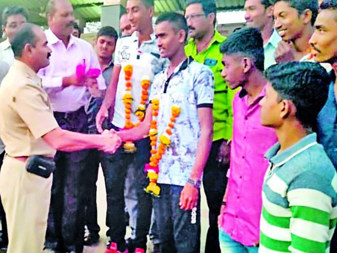 Defeat the youth who are joining the army | सैन्यात भरती झालेल्या युवकांना धरणगावात मिरवणुुकीने निरोप Defeat the youth who are joining the army | सैन्यात भरती झालेल्या युवकांना धरणगावात मिरवणुुकीने निरोप