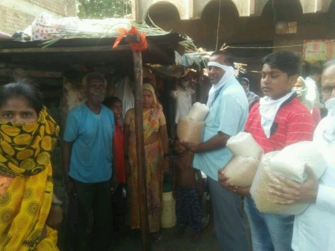 Food donations to the poor for the grandfather's memory in the dam | धरणगावात आजोबांच्या स्मृतिप्रीत्यर्थ गरिबांना अन्नदान Food donations to the poor for the grandfather's memory in the dam | धरणगावात आजोबांच्या स्मृतिप्रीत्यर्थ गरिबांना अन्नदान