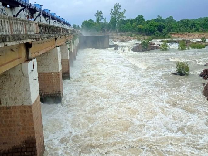 The four gates of the Pujaritola Dam opened; Alert warning to 35 villages | पुजारीटोला धरणाचे चार दरवाजे उघडले; ३५ गावांना सतर्कतेचा इशारा The four gates of the Pujaritola Dam opened; Alert warning to 35 villages | पुजारीटोला धरणाचे चार दरवाजे उघडले; ३५ गावांना सतर्कतेचा इशारा