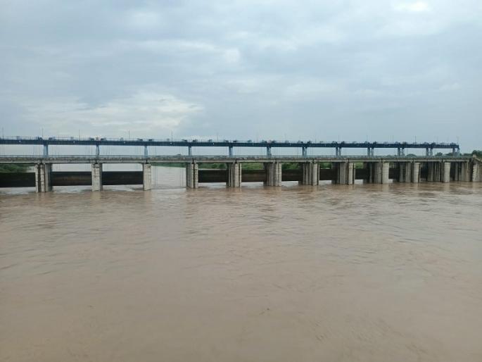 Discharge of 1.5 lakh cusecs of water from 15 gates of Dhalegaon dam | ढालेगाव बंधाऱ्याच्या 15 गेट मधून दिड लाख क्यूसेकने पाण्याचा विसर्ग सुरू