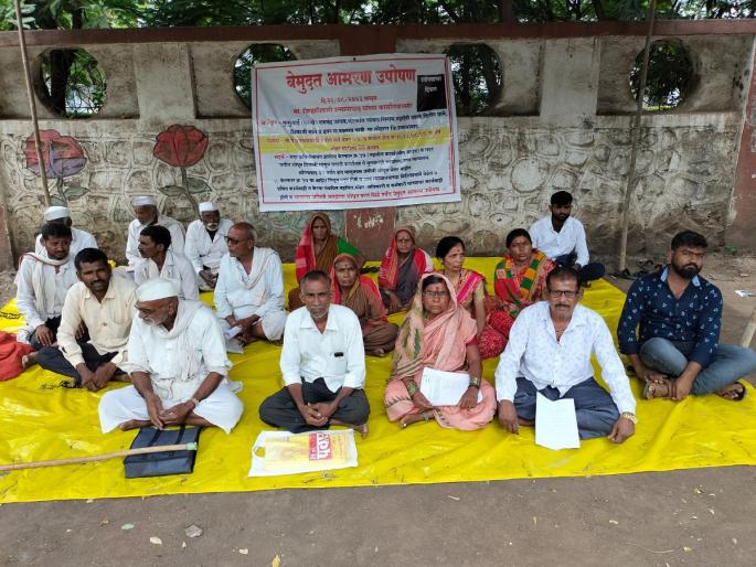 Strange! Land was stolen, farmers went on hunger strike | अजबच! जमीन गेली चोरीला, शेतकरी बसले उपोषणाला Strange! Land was stolen, farmers went on hunger strike | अजबच! जमीन गेली चोरीला, शेतकरी बसले उपोषणाला