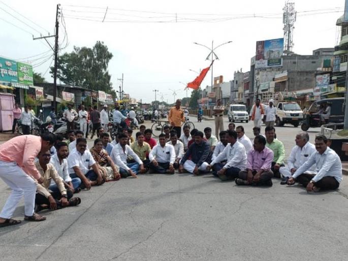 Consequences of lathi charge in Jalana, strict shutdown in Dharashiv district, break in ST bus too | जालन्यातील लाठीचार्जचे पडसाद, धाराशिव जिल्ह्यात कडकडीत बंद, एसटीलाही ब्रेक Consequences of lathi charge in Jalana, strict shutdown in Dharashiv district, break in ST bus too | जालन्यातील लाठीचार्जचे पडसाद, धाराशिव जिल्ह्यात कडकडीत बंद, एसटीलाही ब्रेक