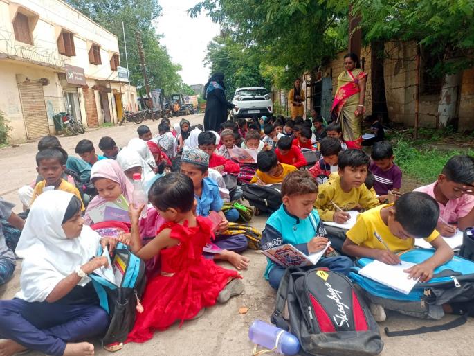 Due to lack of teachers and physical facilities, the villagers boycotted the school; A class filled on the street | शिक्षक, भौतिक सुविधा नसल्याने ग्रामस्थांनी शाळेला ठोकले टाळे; रस्त्यावर भरला वर्ग Due to lack of teachers and physical facilities, the villagers boycotted the school; A class filled on the street | शिक्षक, भौतिक सुविधा नसल्याने ग्रामस्थांनी शाळेला ठोकले टाळे; रस्त्यावर भरला वर्ग
